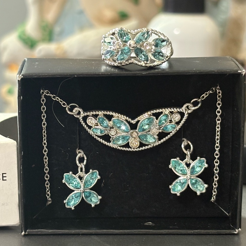 Vintage Avon Alsace Flowers aqua Jewelry Set. Ring size 8 NIB